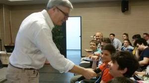 quando chiedi ad un bambino il significato degli incentivi non lo conosce, ma se gli proponi 1000 euro al mese per andare a scuola, ci corre.